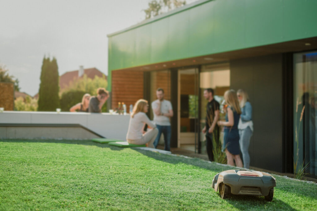 (c)Loxone_garden-party-automower_1